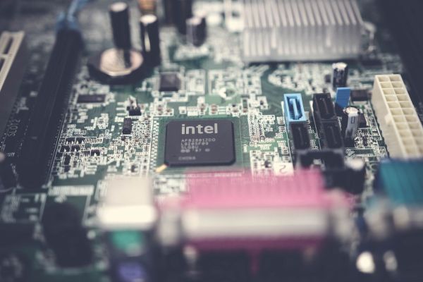 Intel Xeon or AMD EPYC – which server processor should you choose for your infrastructure?