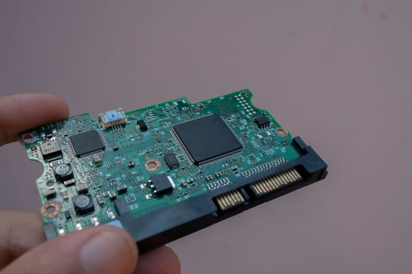 SSD vs HDD – which should you choose for a disk array in your server?