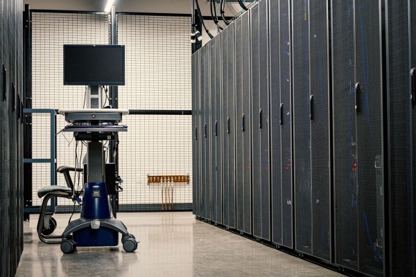How many servers does a company need – one powerful machine or several smaller ones?