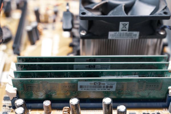 128 GB, 512 GB or 2 TB of RAM – how much memory does an AI server really need?